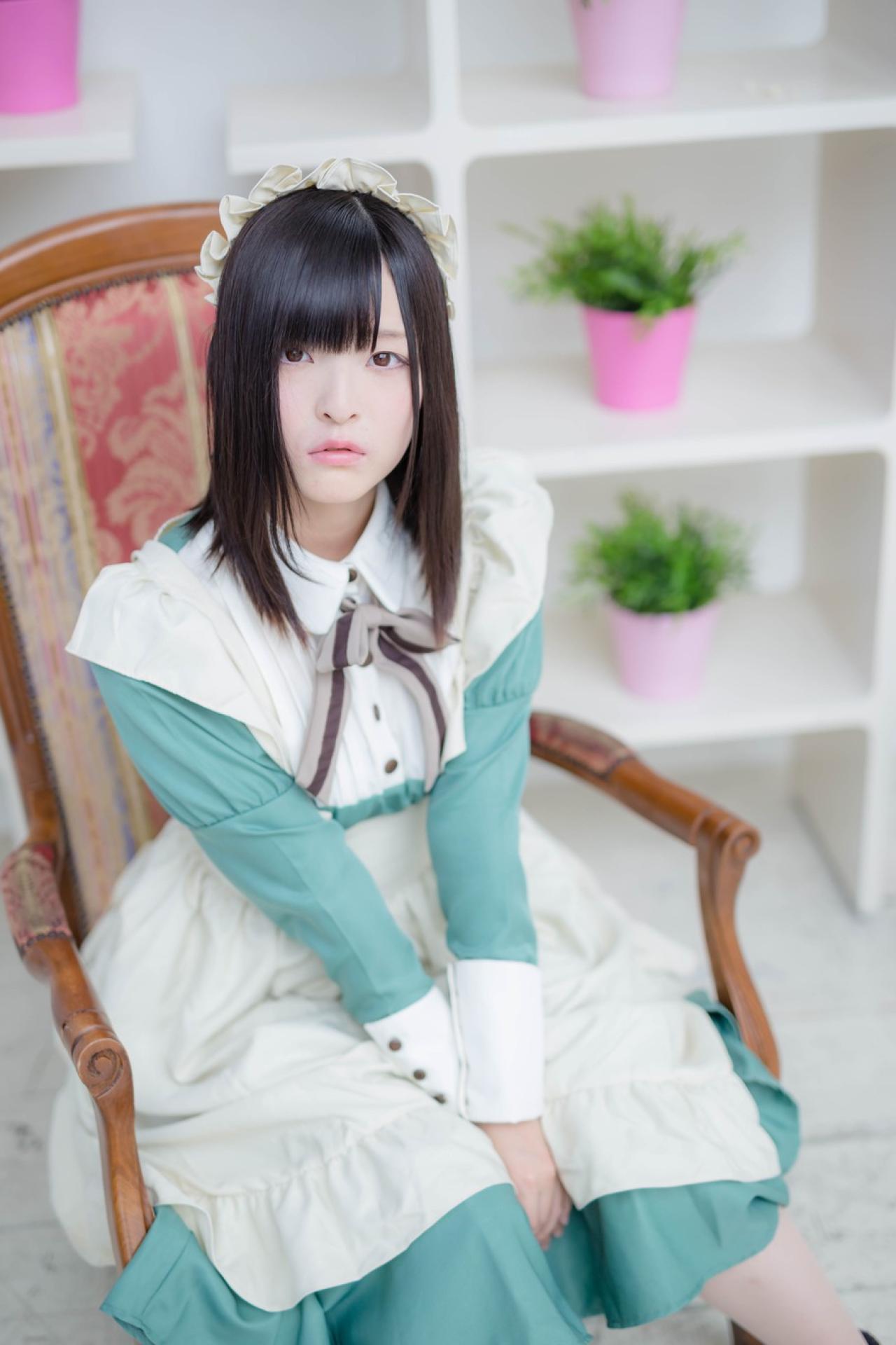 肉球あやと坐在花架前的木椅上 3/4侧面