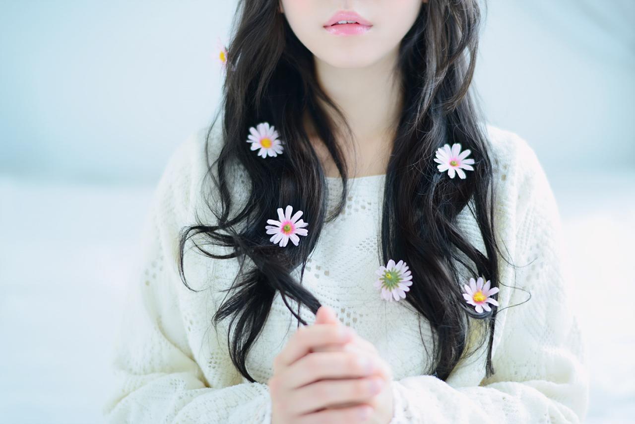 兔娘肩部发梢上的雏菊花瓣特写