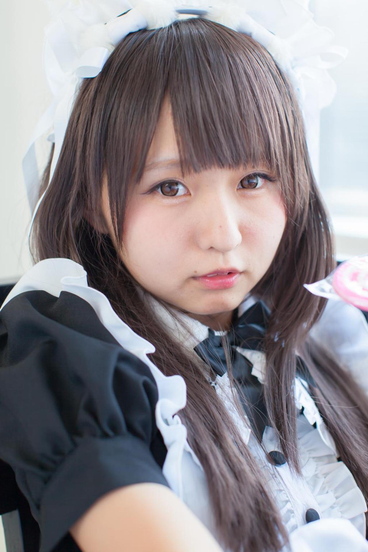 あんにゅい豆腐扮女仆面对棒棒糖的脸部特写