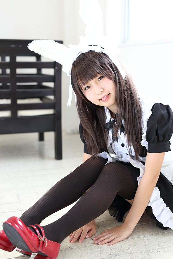 あんにゅい豆腐扮女仆坐在地上，吐舌卖萌 3/4侧面