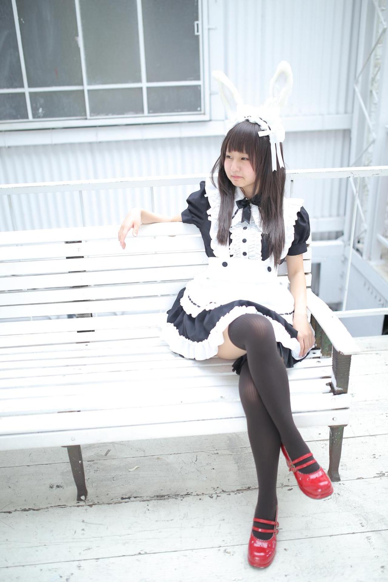 あんにゅい豆腐扮女仆坐在长椅上