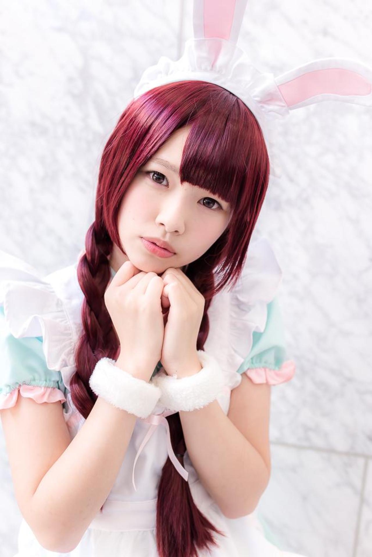 雨宮小铃双手捧脸站姿