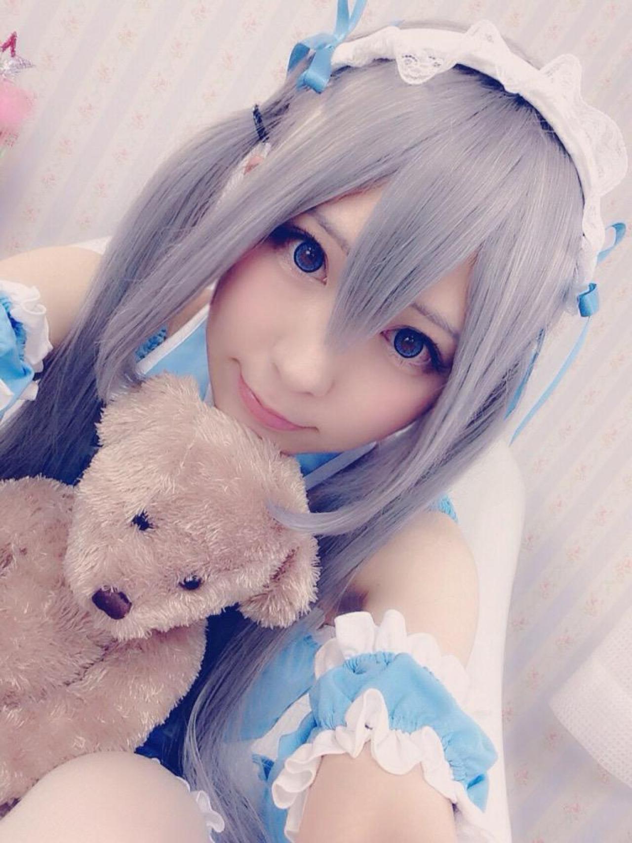 まゆふぁむ怀抱小熊自拍