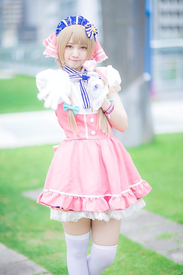 玖音さん扮南小鸟左手拿着棒棒糖，右手五指张开伸向镜头站姿