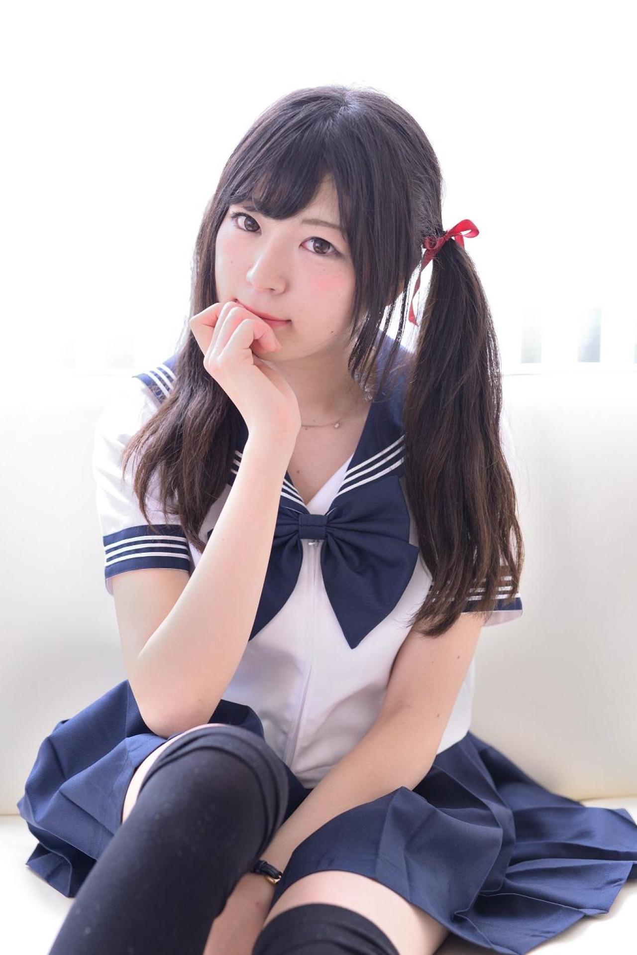 未凛坐在窗边，歪着头，右手轻扶唇角