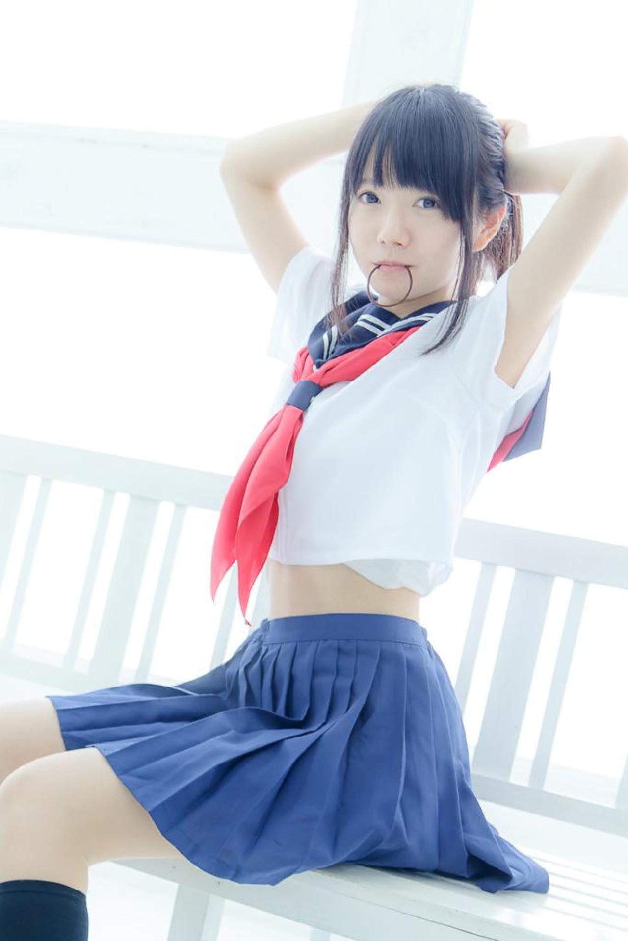 あっきん坐在长椅上，叼着橡皮筋，向后绑单马尾