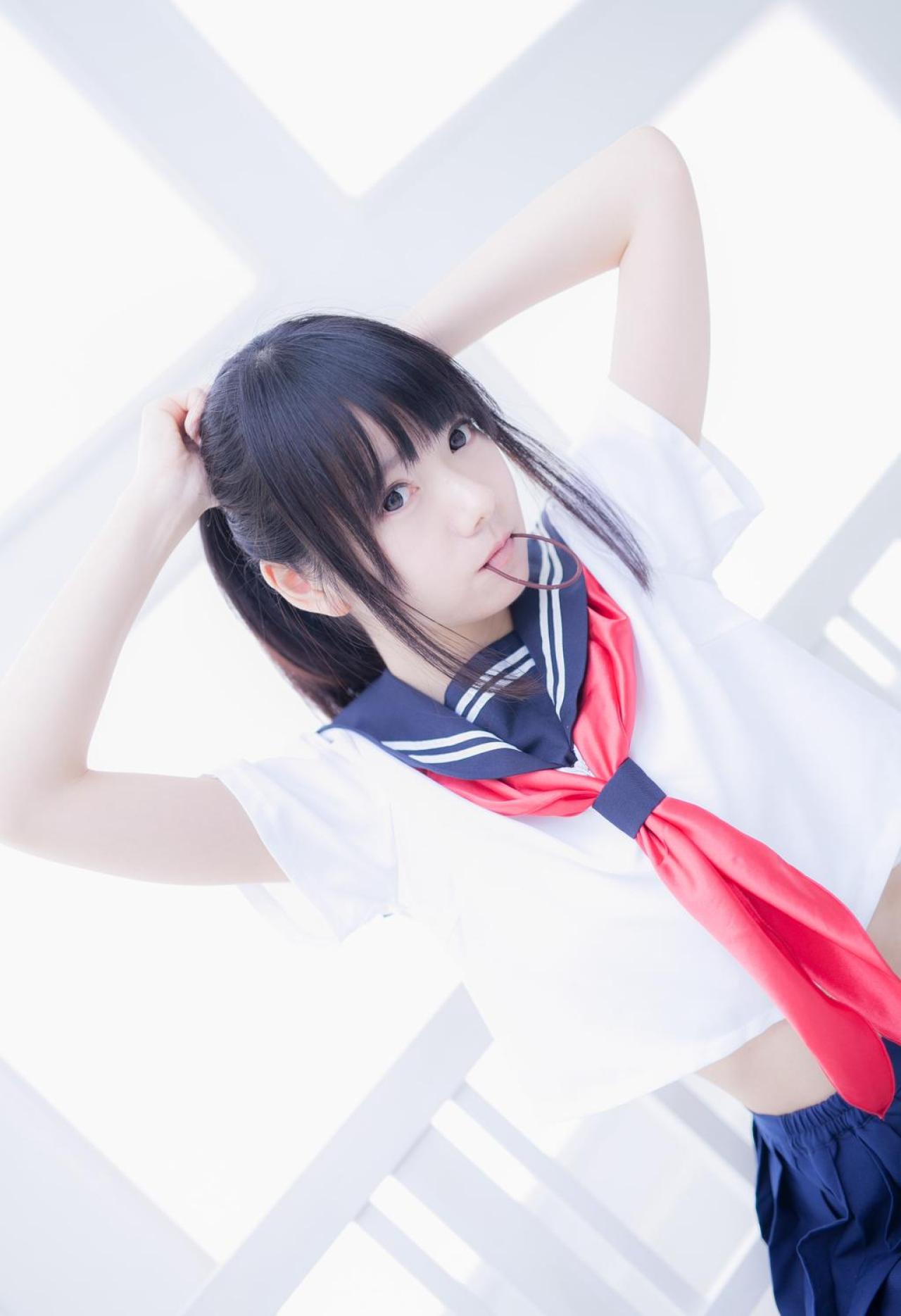 あっきん坐在长椅上，叼着橡皮筋，向后绑单马尾