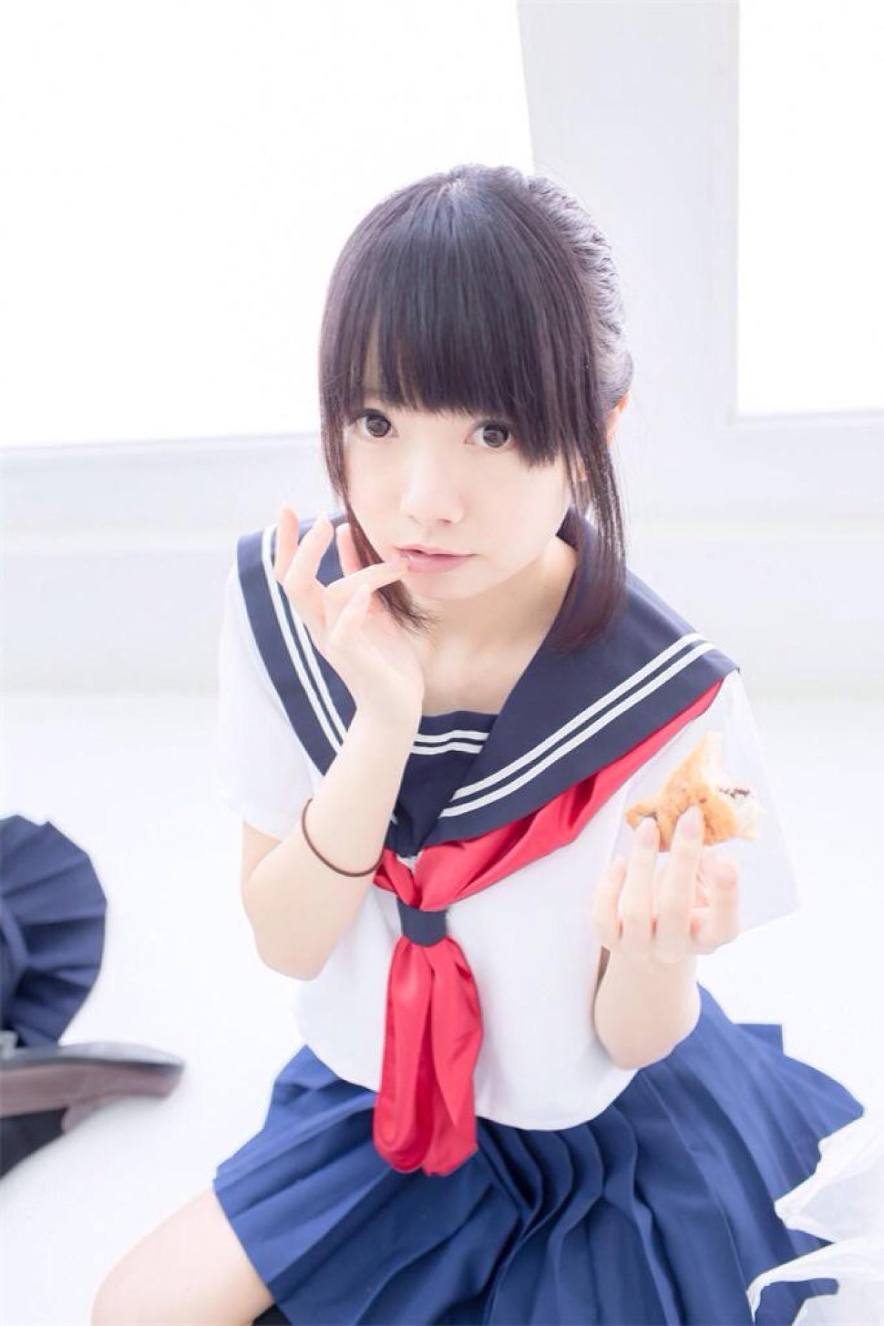 あっきん左手捏着面包，右手轻轻擦拭嘴角的面包屑