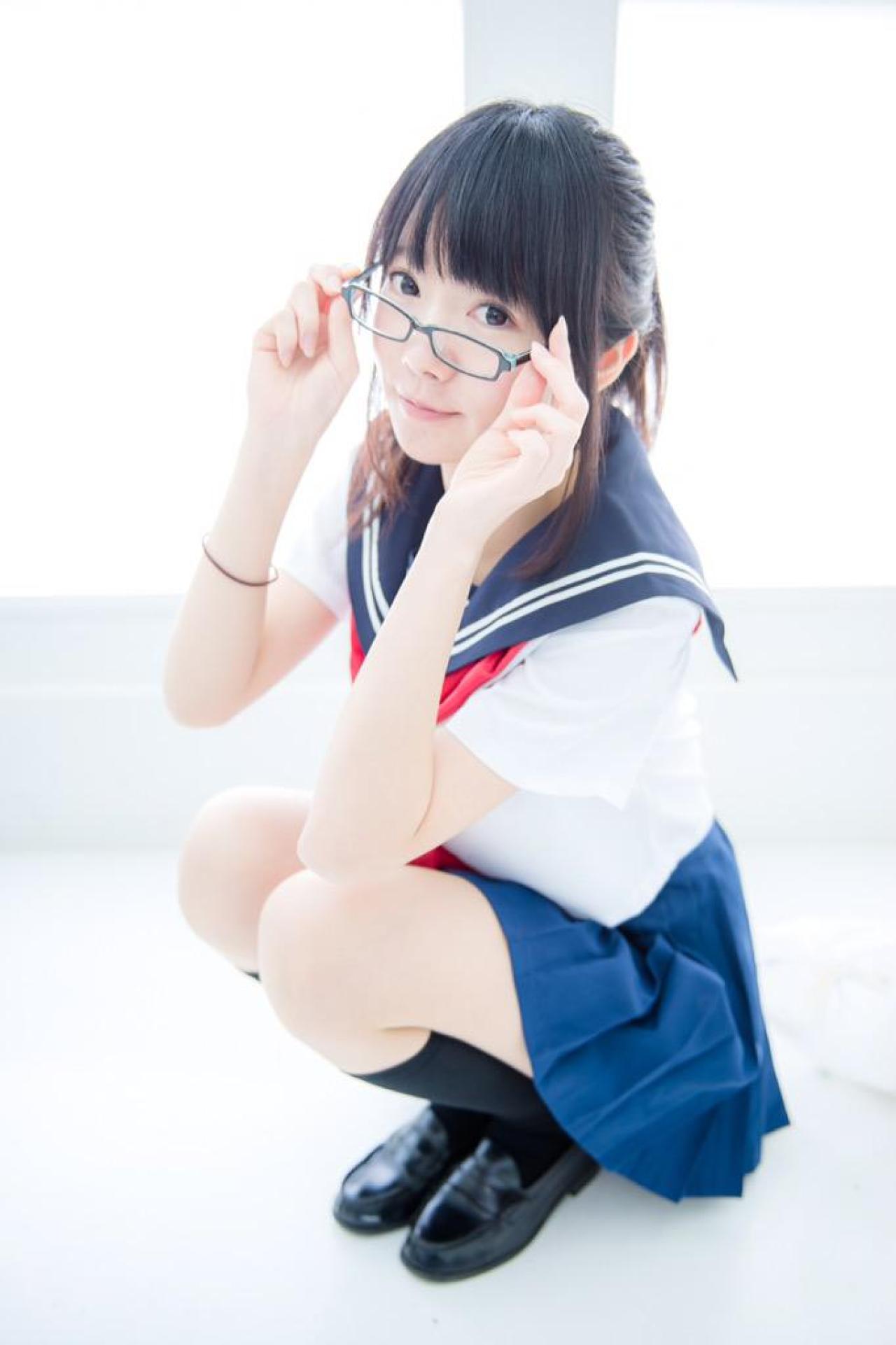 あっきん蹲在窗前，双手轻抚眼镜镜架