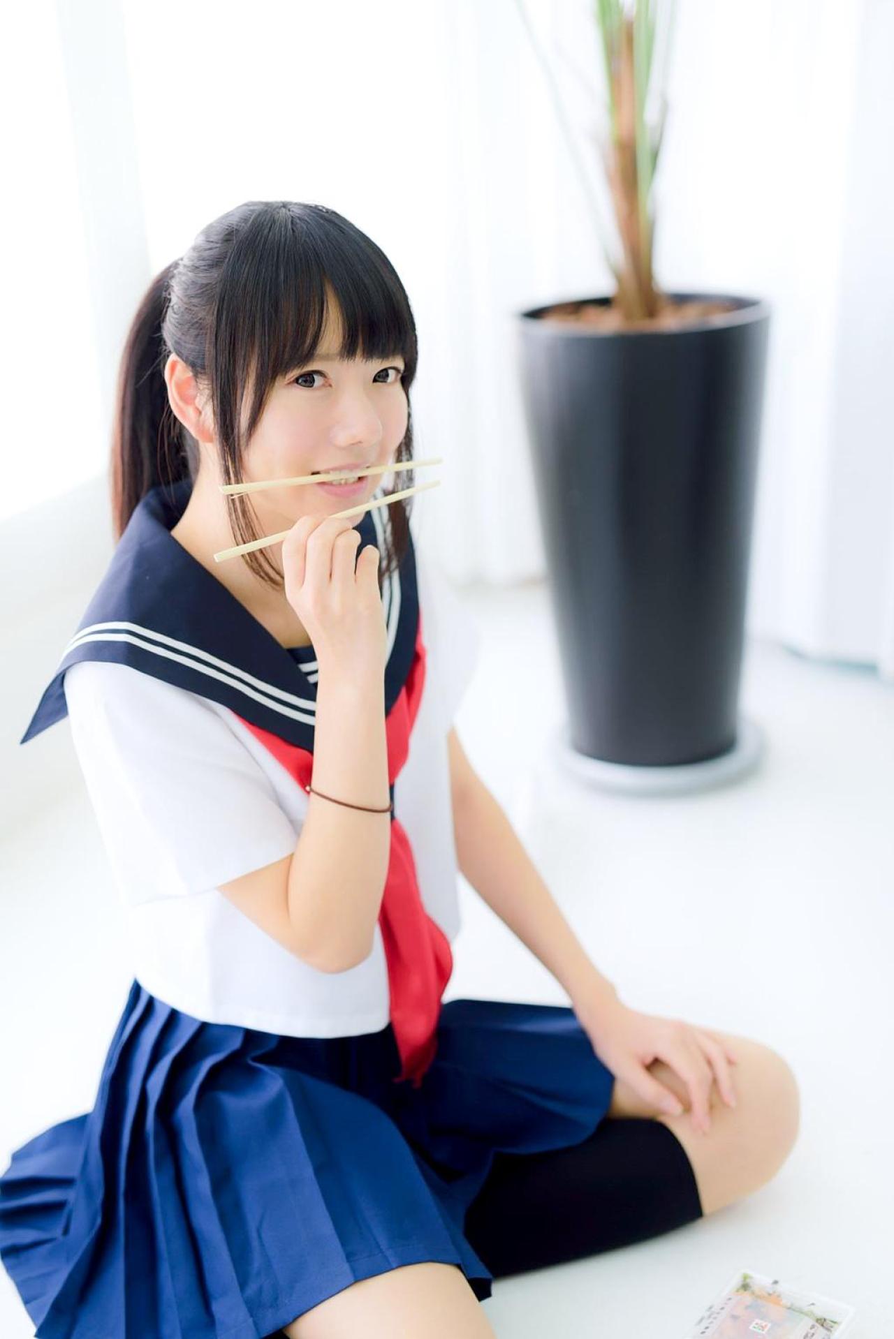 あっきん右手拿着一只筷子，嘴里用牙齿叼着另一只筷子