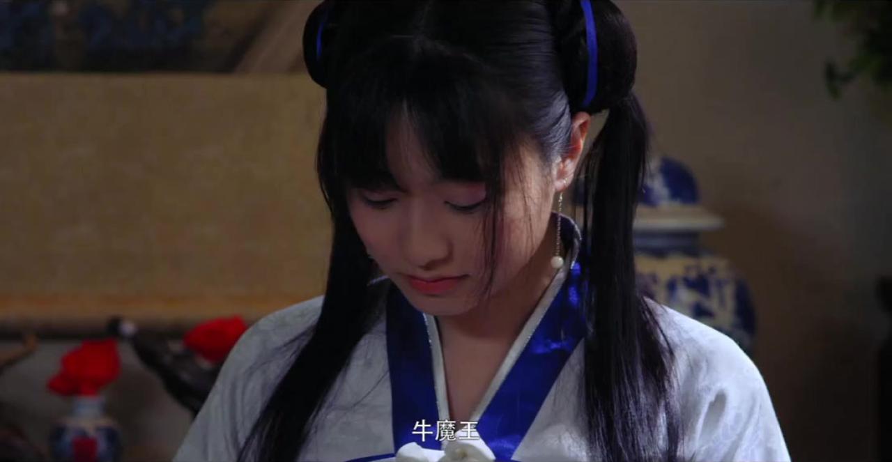 孙雪宁扮赵灵儿低头拿药