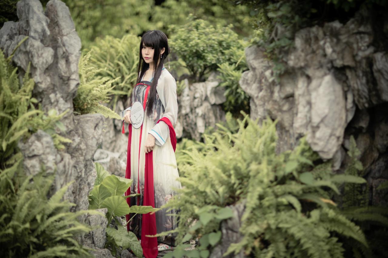 安姐姐持扇站姿 3/4侧面 横幅