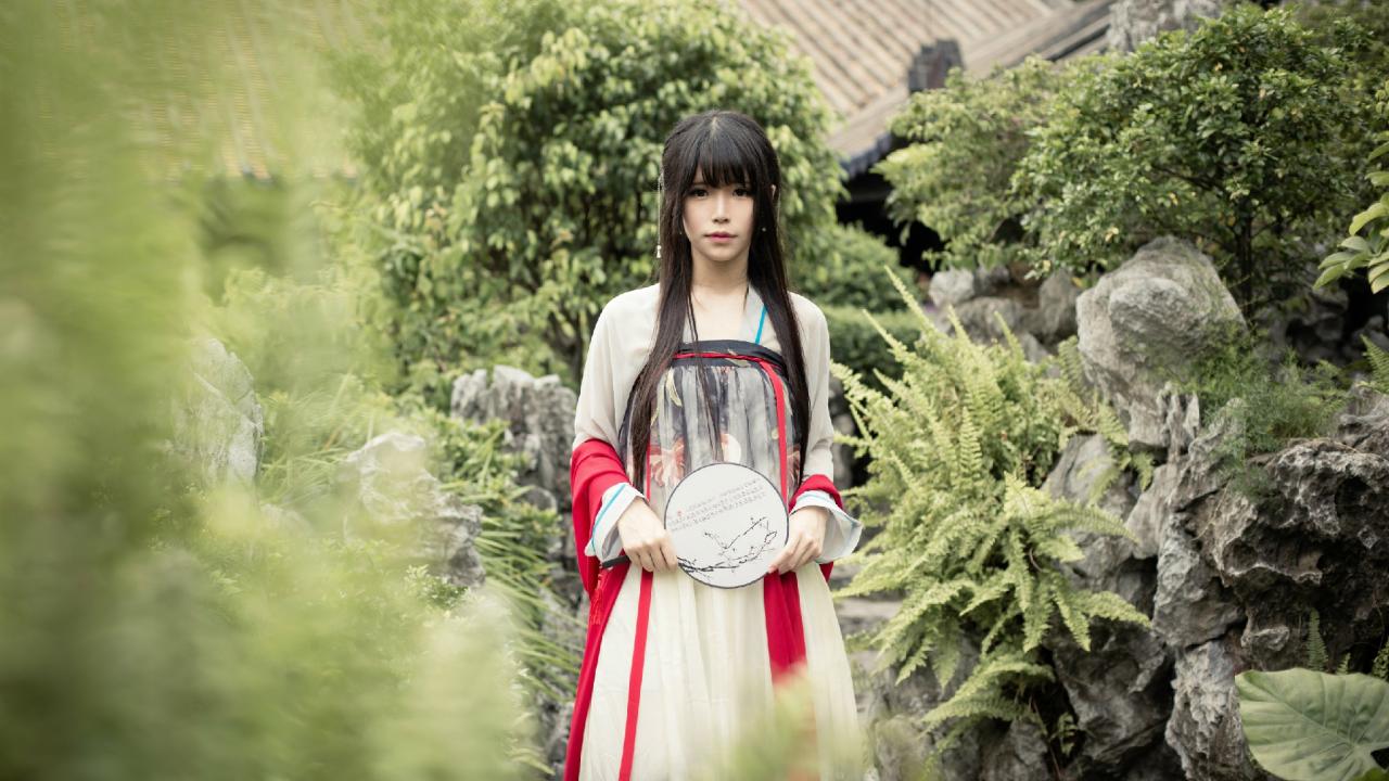 安姐姐持扇正面站姿 横幅