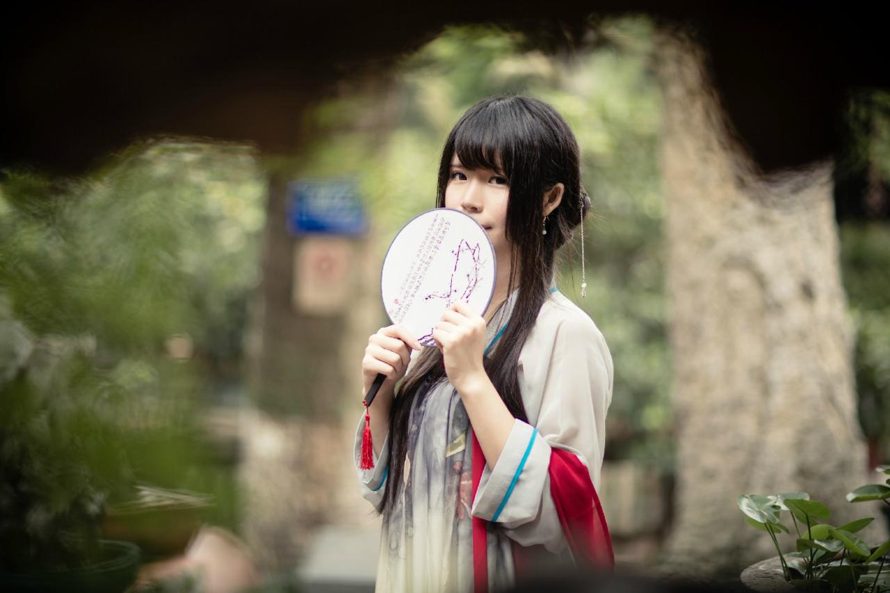 安姐姐持扇遮住唇角上半身站姿 3/.4侧面