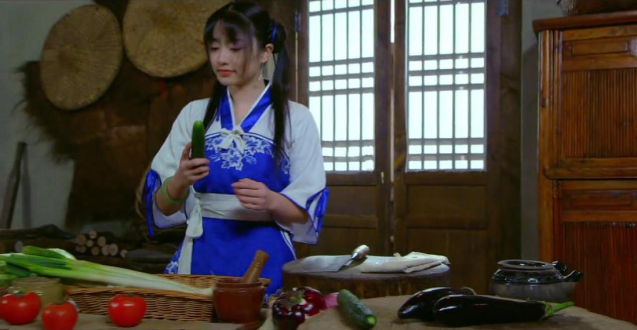 孙雪宁扮赵灵儿正整理厨房的蔬菜