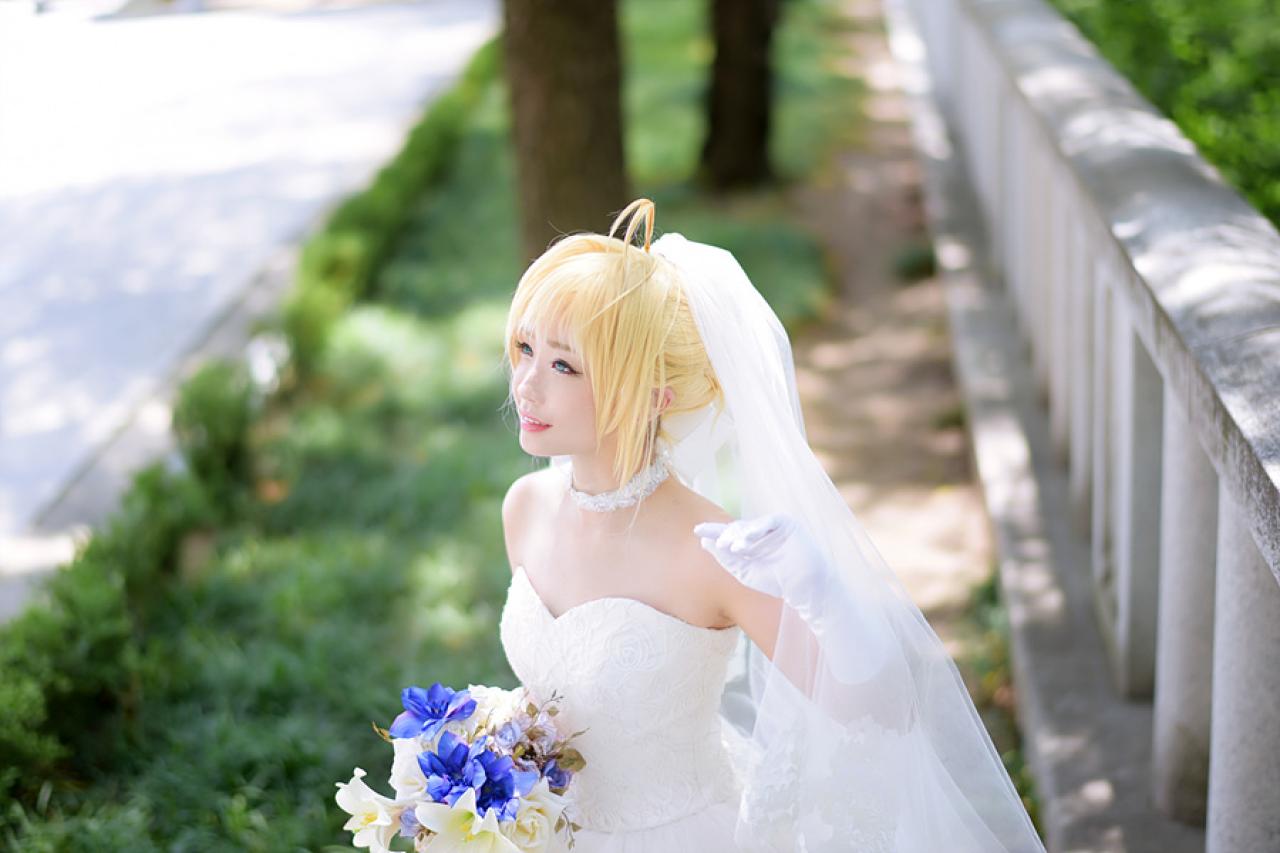 兔娘tomia扮演阿尔托利亚·潘德拉贡SABER披着纱巾，站在栏杆旁 3/4侧面 横幅