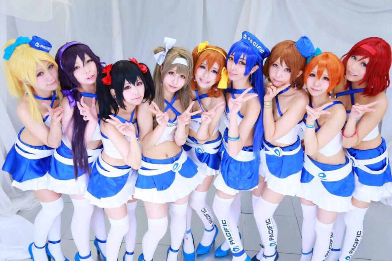 ゆず扮高坂穗乃果、わさび扮园田海未、此里扮南小鸟、kina扮西木野真姬、茉夏扮星空凛、かりちゃ扮小泉花阳、姫美那扮矢泽妮可、ぴけ扮东条希、せな扮绚濑绘里作剪刀手卖萌 横幅
