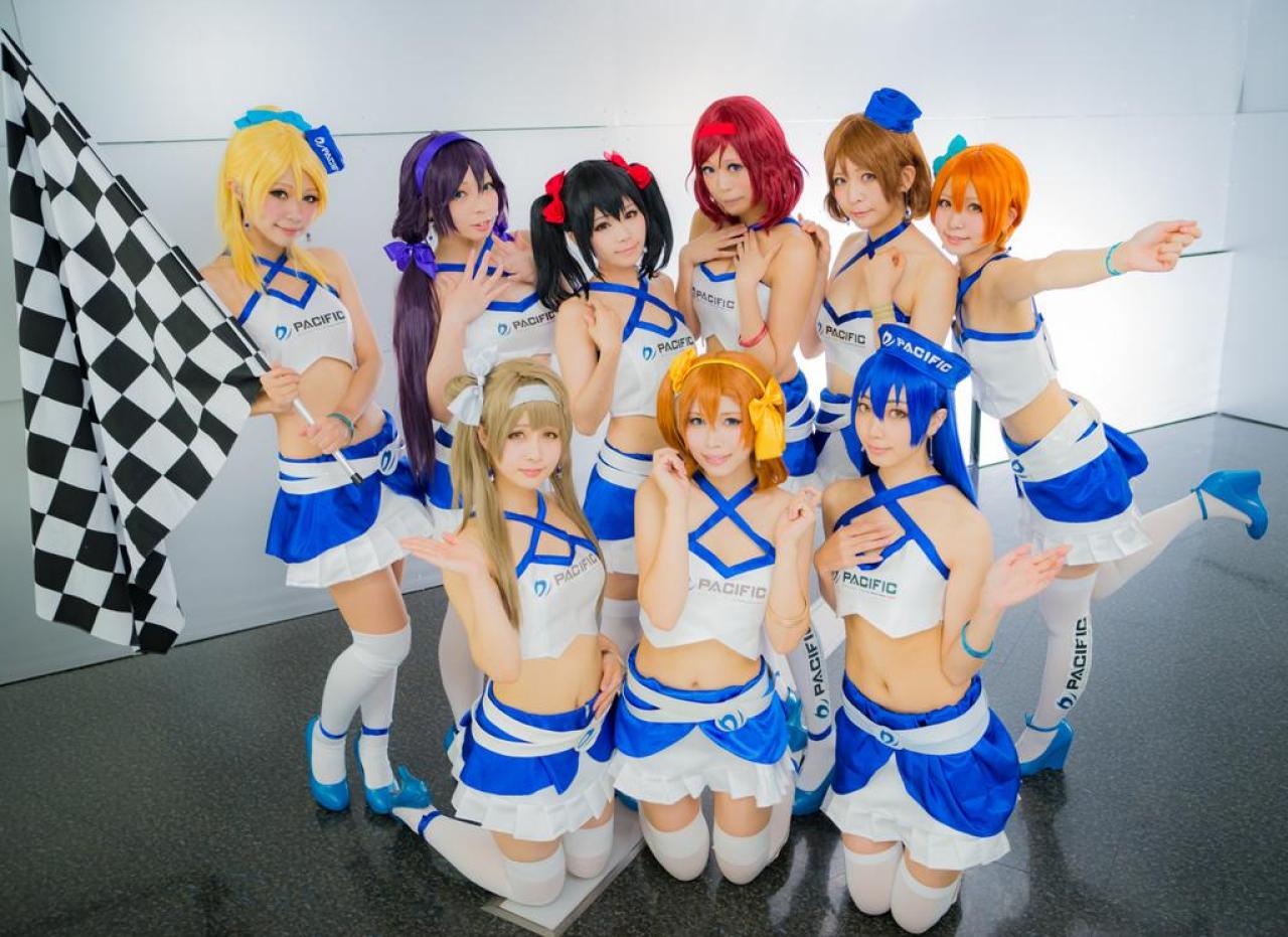 ゆず扮高坂穗乃果、わさび扮园田海未、此里扮南小鸟、kina扮西木野真姬、茉夏扮星空凛、かりちゃ扮小泉花阳、姫美那扮矢泽妮可、ぴけ扮东条希、せな扮绚濑绘里拿着赛车发令旗 合影 横幅