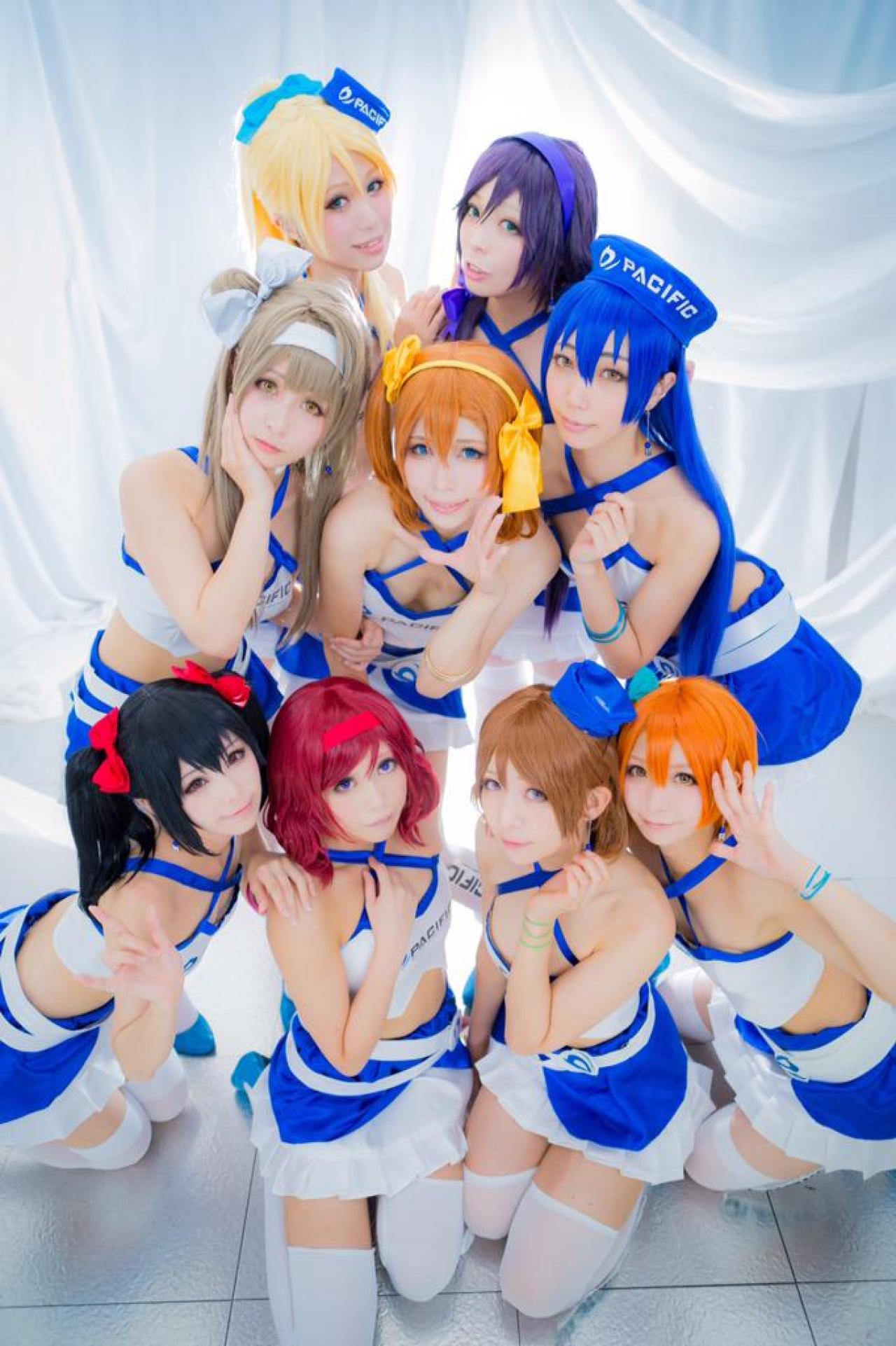 ゆず扮高坂穗乃果、わさび扮园田海未、此里扮南小鸟、kina扮西木野真姬、茉夏扮星空凛、かりちゃ扮小泉花阳、姫美那扮矢泽妮可、ぴけ扮东条希、せな扮绚濑绘里拿着赛车发令旗 窗帘前合影