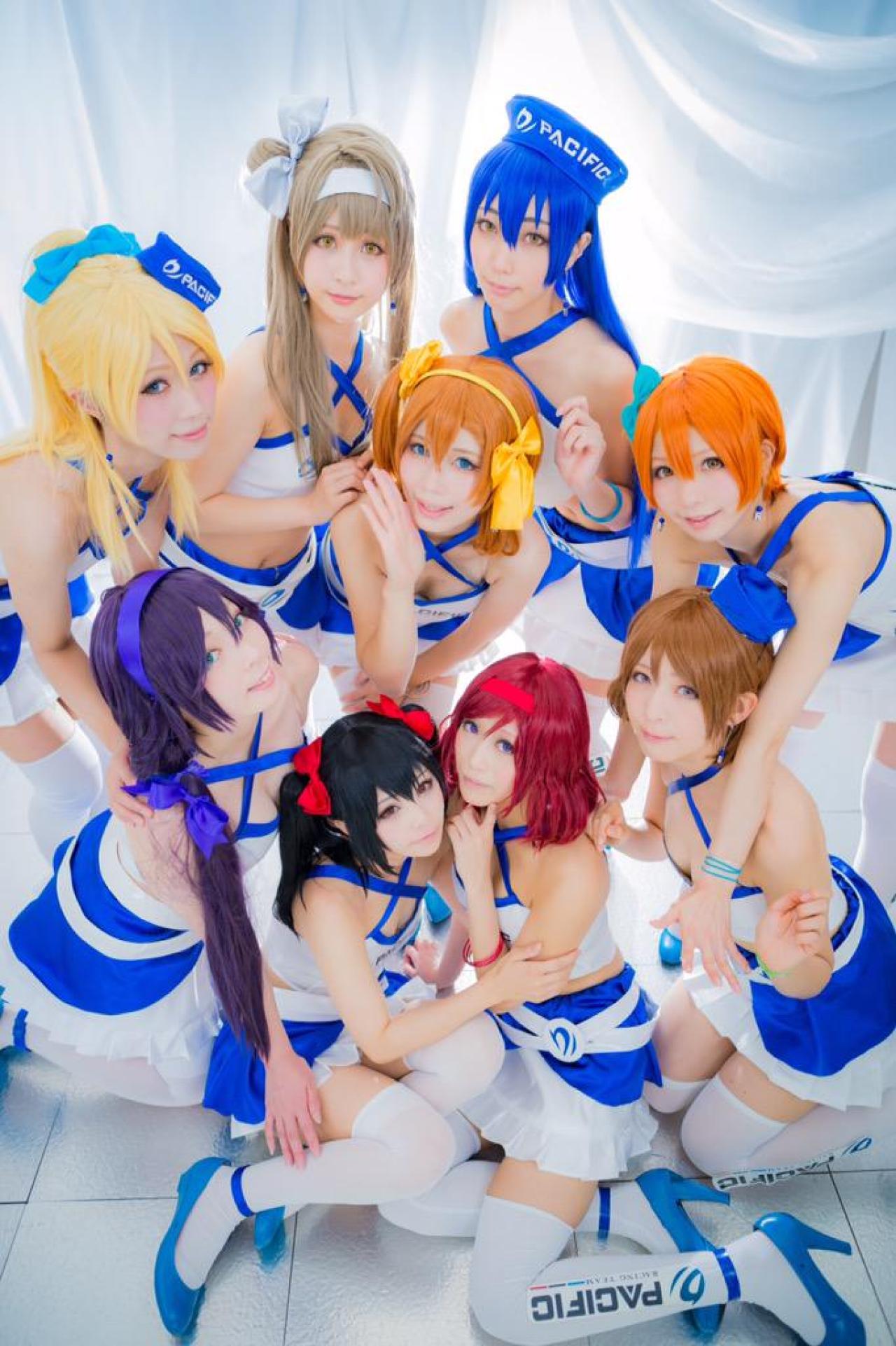 ゆず扮高坂穗乃果、わさび扮园田海未、此里扮南小鸟、kina扮西木野真姬、茉夏扮星空凛、かりちゃ扮小泉花阳、姫美那扮矢泽妮可、ぴけ扮东条希、せな扮绚濑绘里拿着赛车发令旗  窗帘前合影