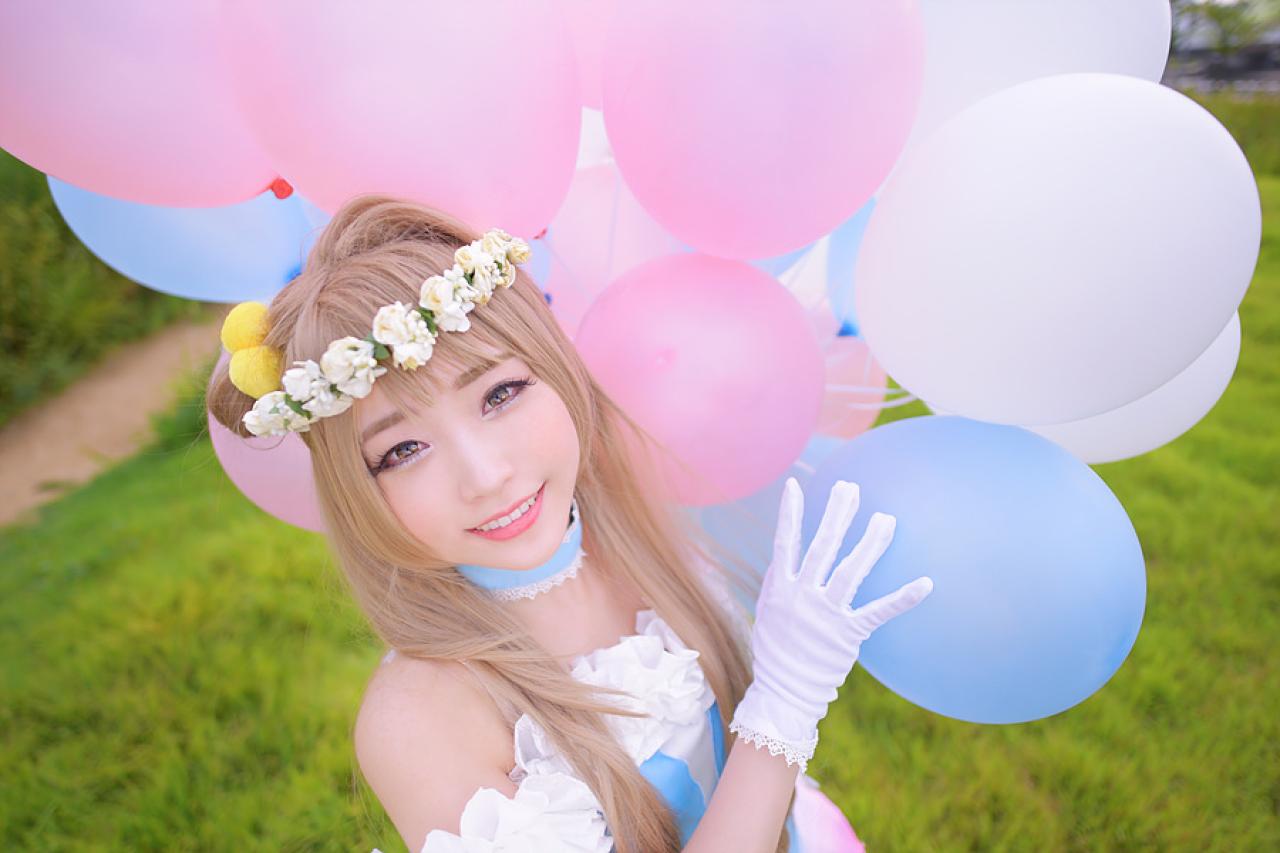 兔娘tomia扮南小鸟双手扶着气球，将气球放在肩部