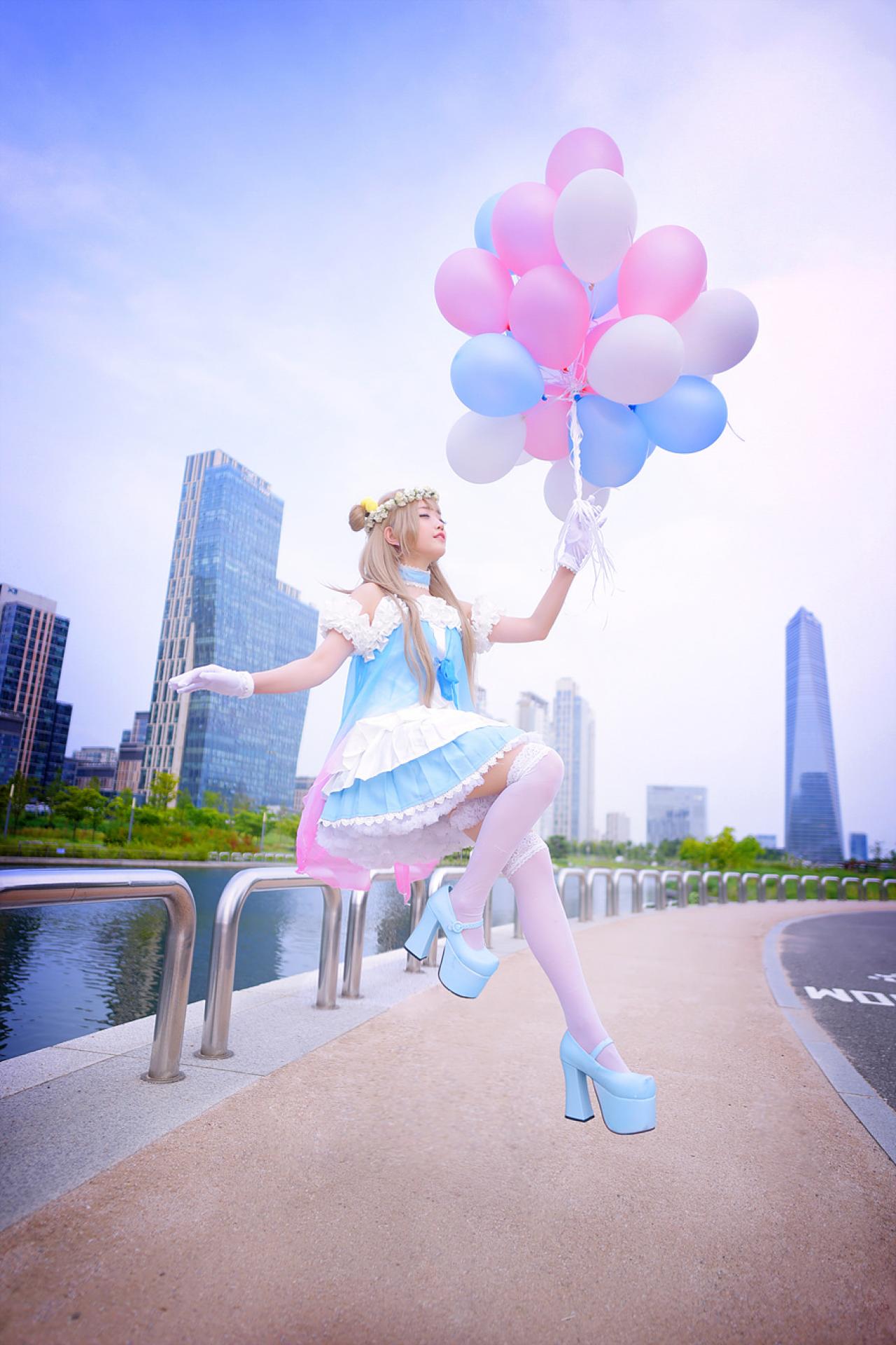 兔娘tomia侧身扮南小鸟左手拿着气球，在河边飞起来