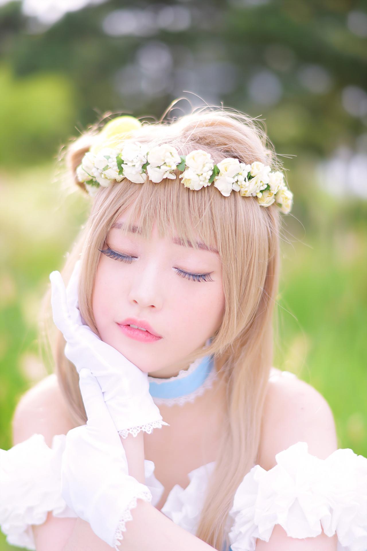 兔娘tomia扮南小鸟轻扶下巴，禁闭双眼的正脸