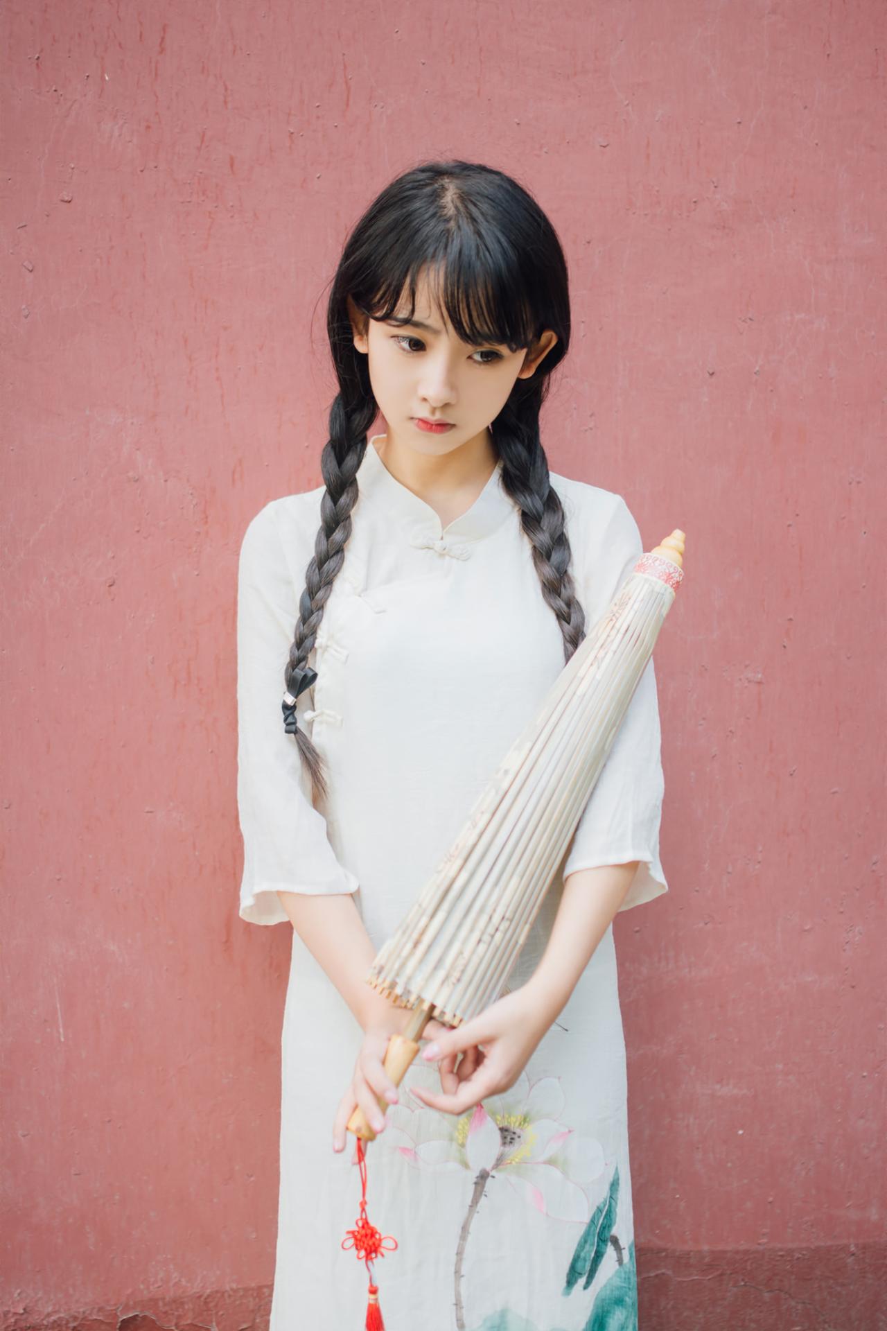 巫京蔓持伞低头全身照