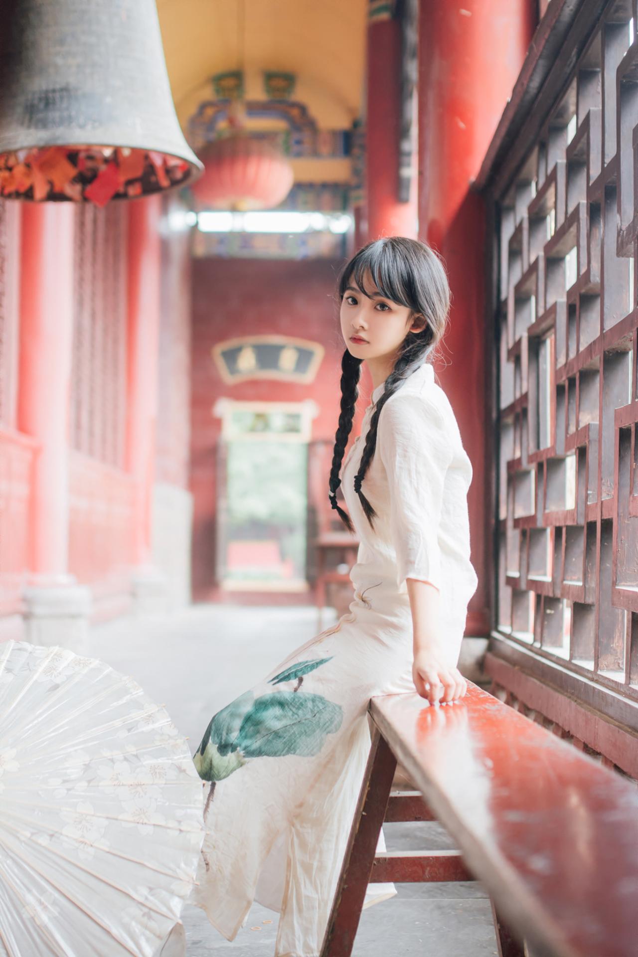 巫京蔓坐在红木椅上侧面照