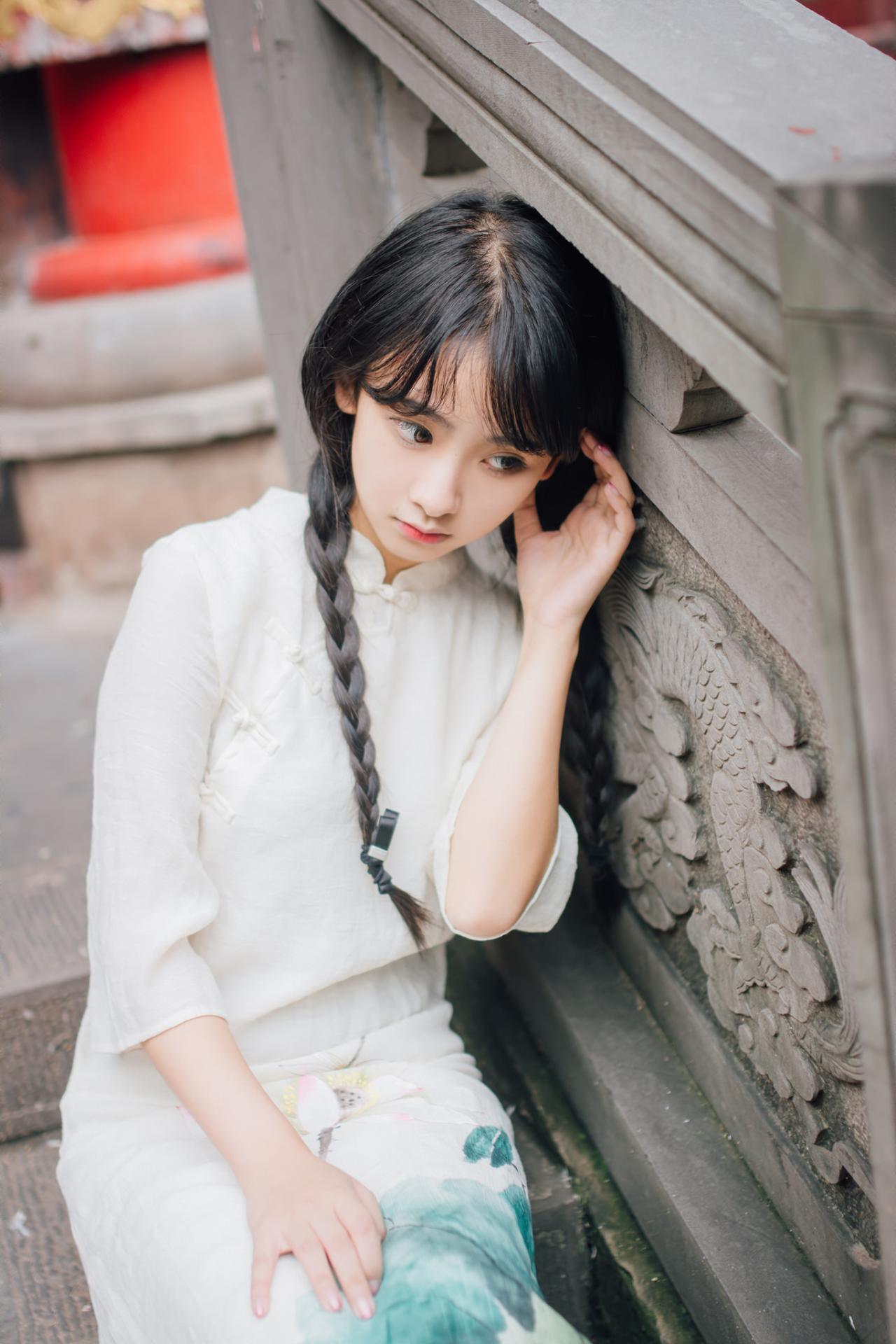 巫京蔓坐在青石台阶上倚着围栏