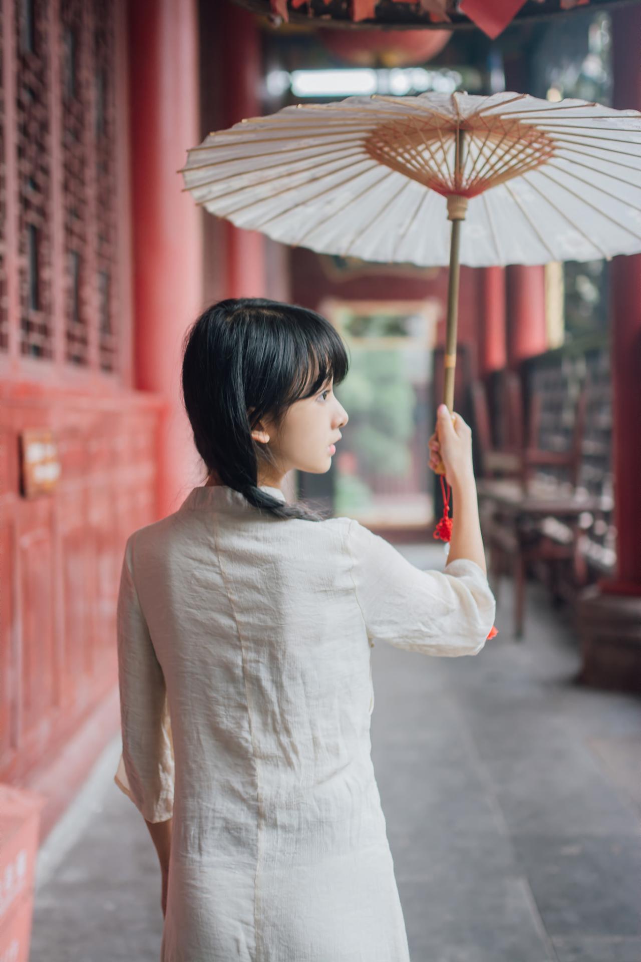 巫京蔓撑伞回眸背影照