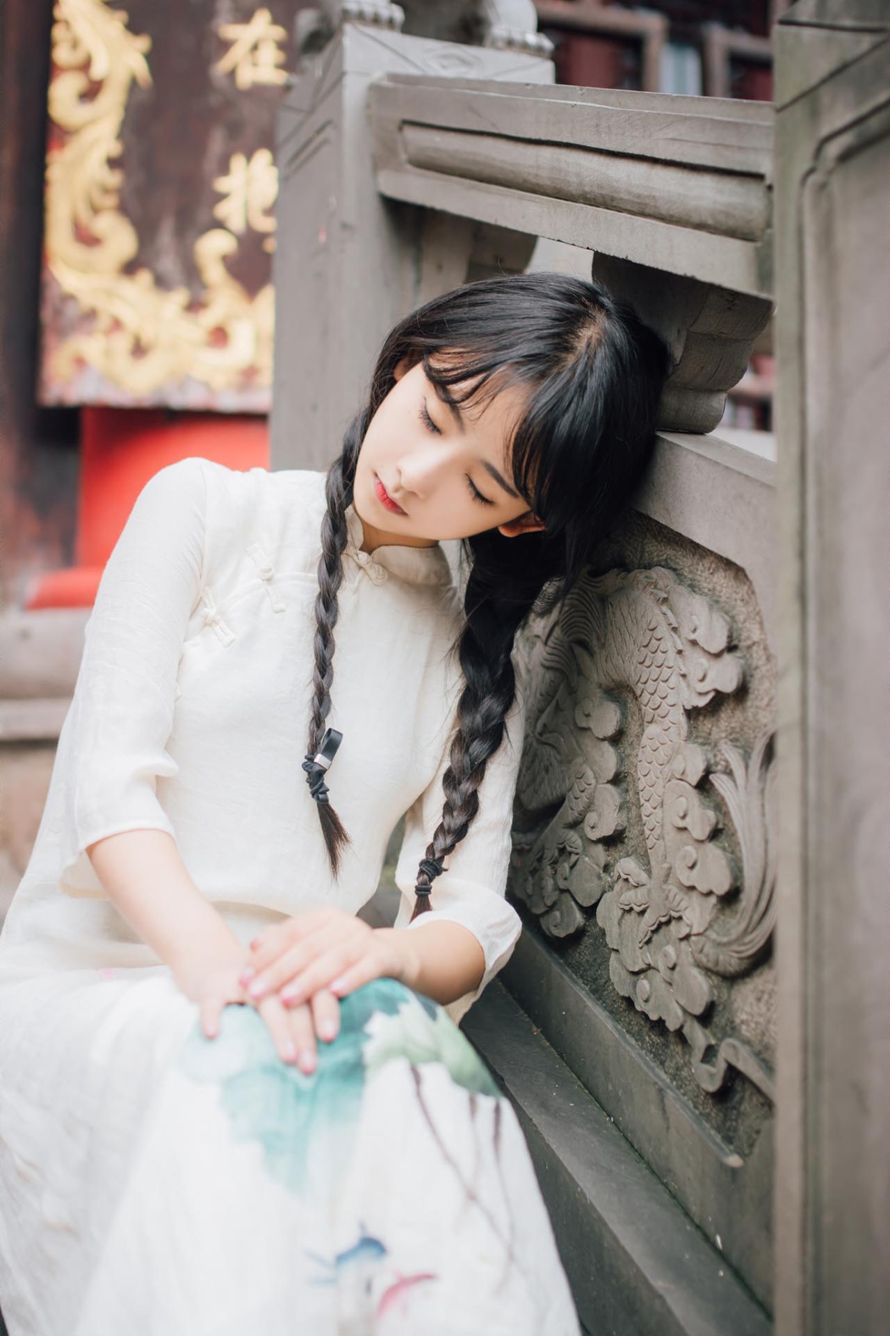 巫京蔓轻靠台阶围栏低头上半身照