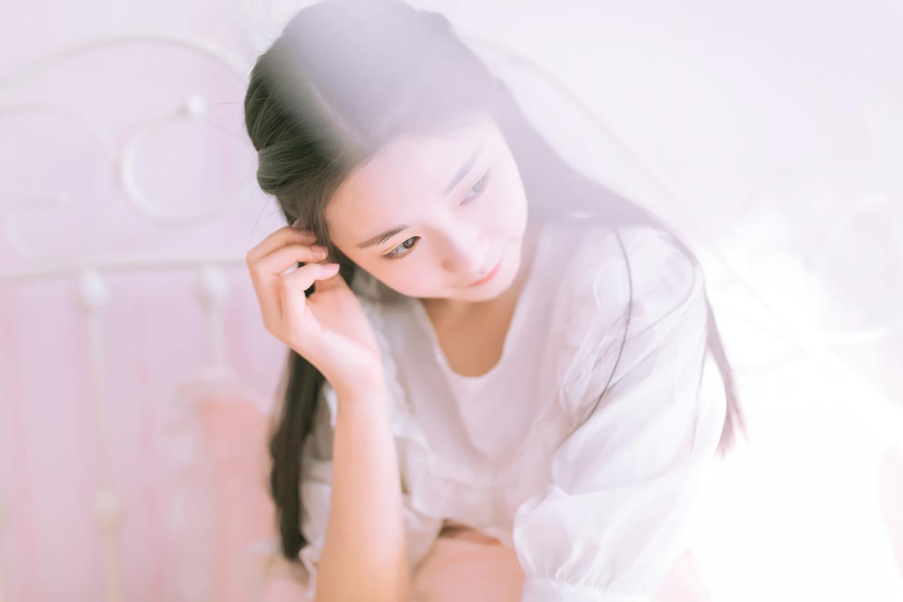 黑长直萌妹子轻抚刘海儿