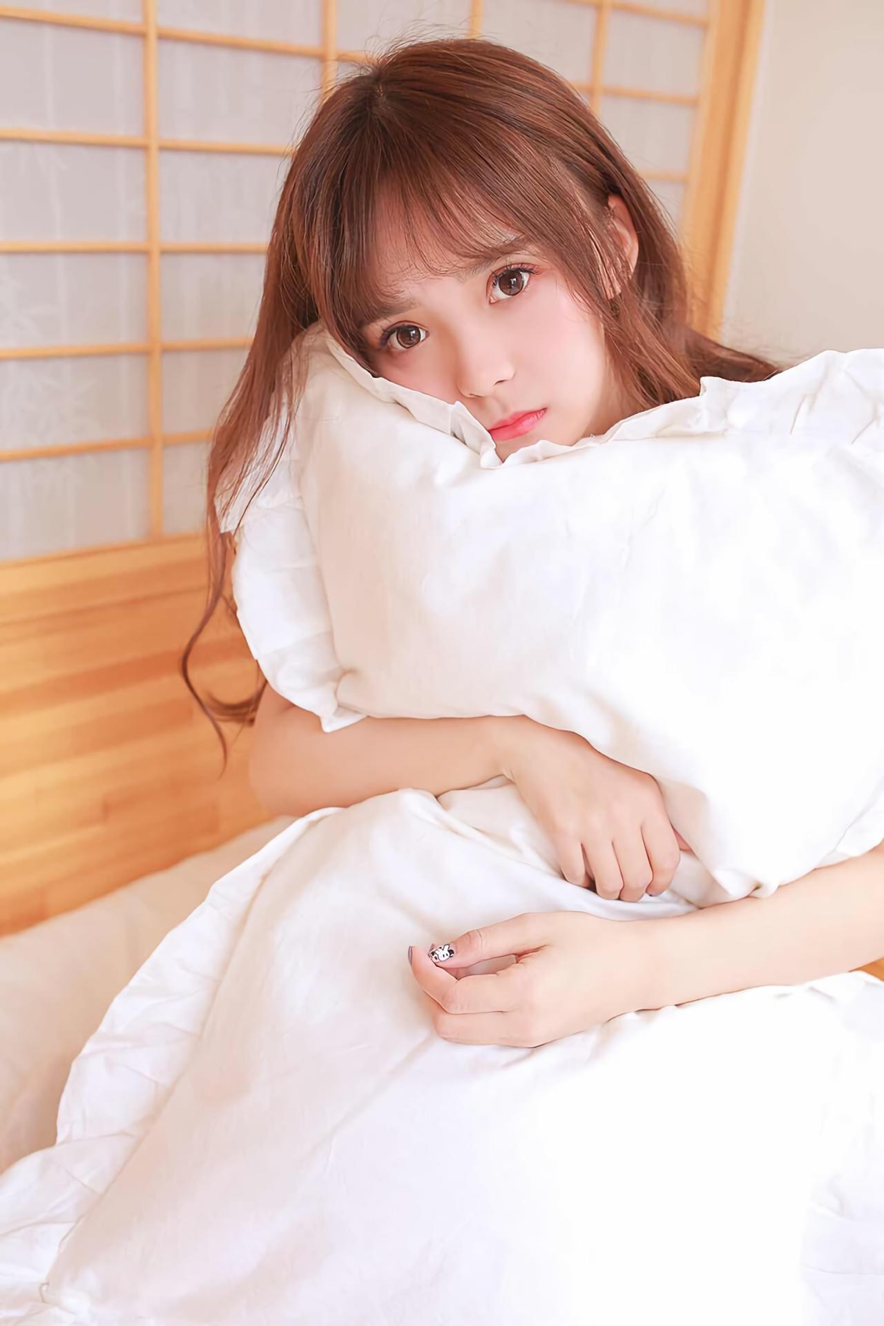 水蜜桃味的甜双手怀抱枕头