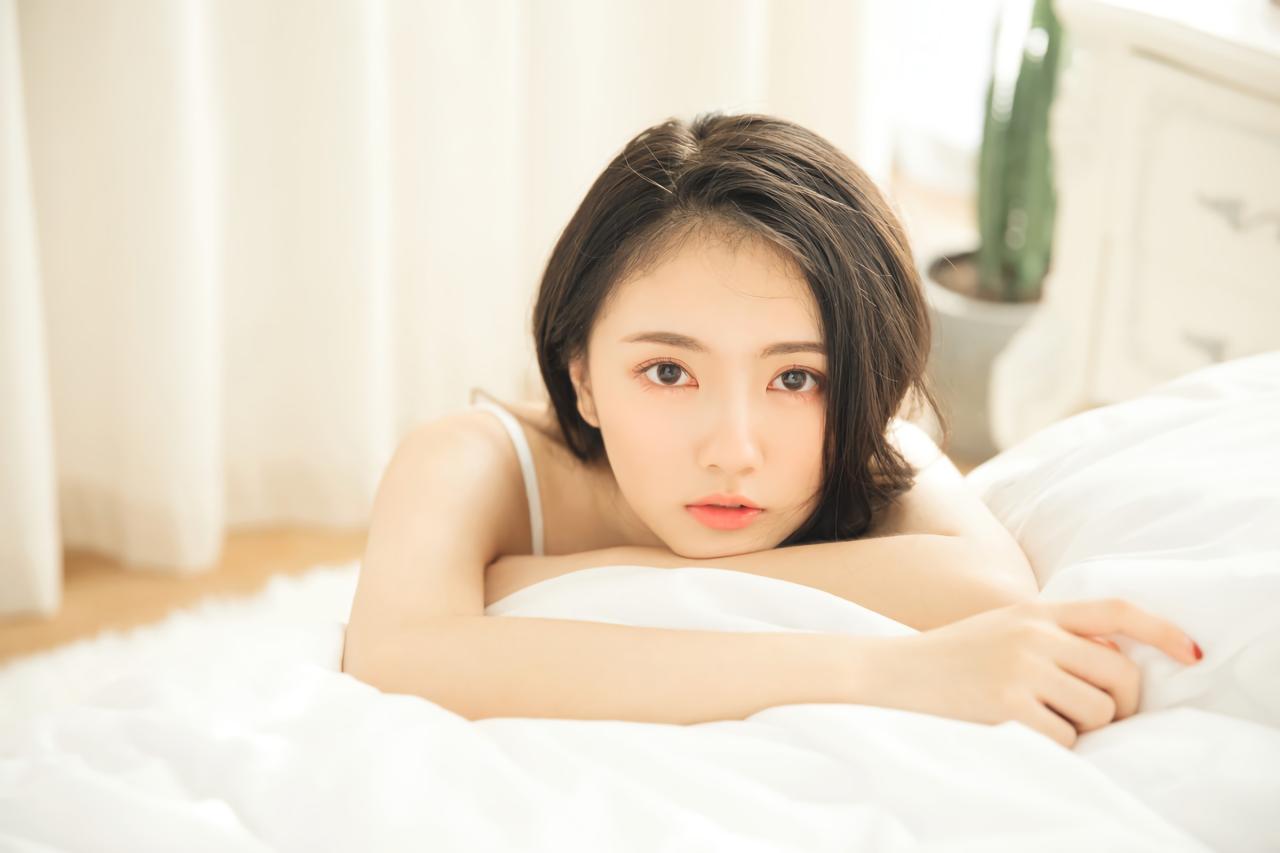 少女趴在床上，脸部特写