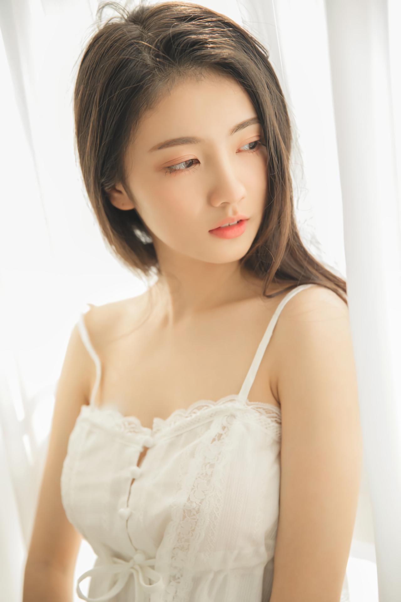少女靠在白色窗帘，3/4侧脸，上半身照