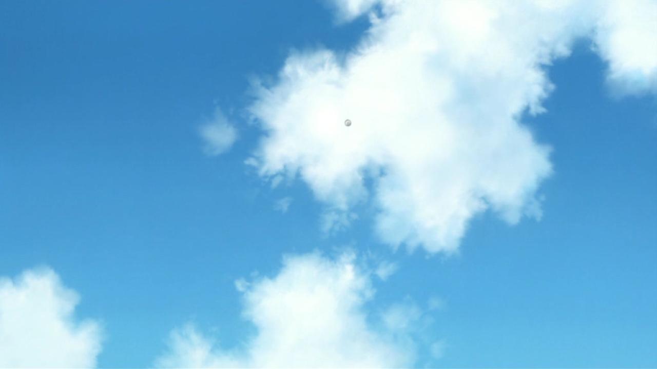 飞到蓝色天空的棒球