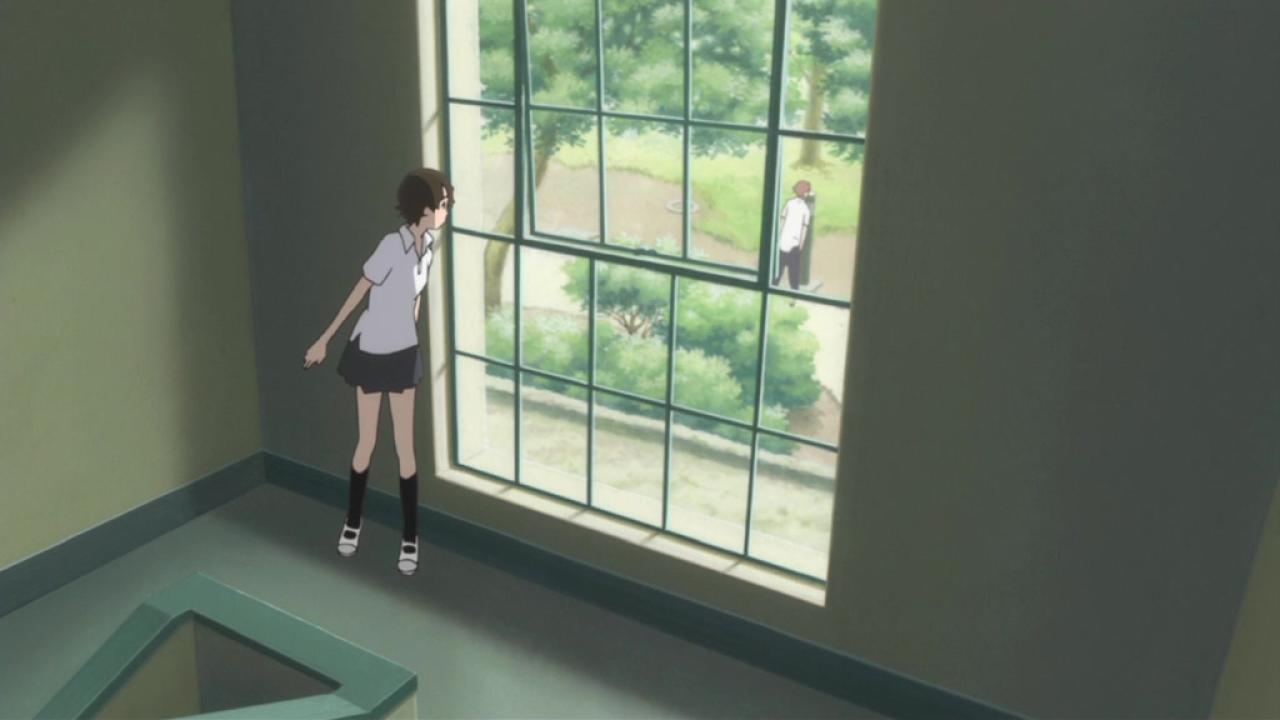 真琴躲在楼梯间，偷偷看正在找自己的千昭