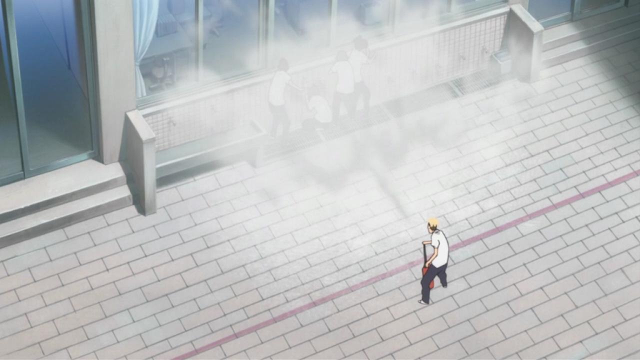 正在给嘲笑自己的同学喷灭火器的高濑