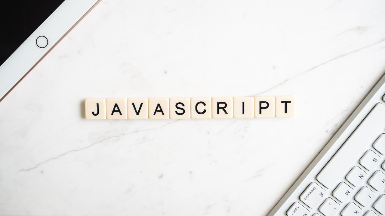 躺在平板电脑和键盘的JavaScript字符