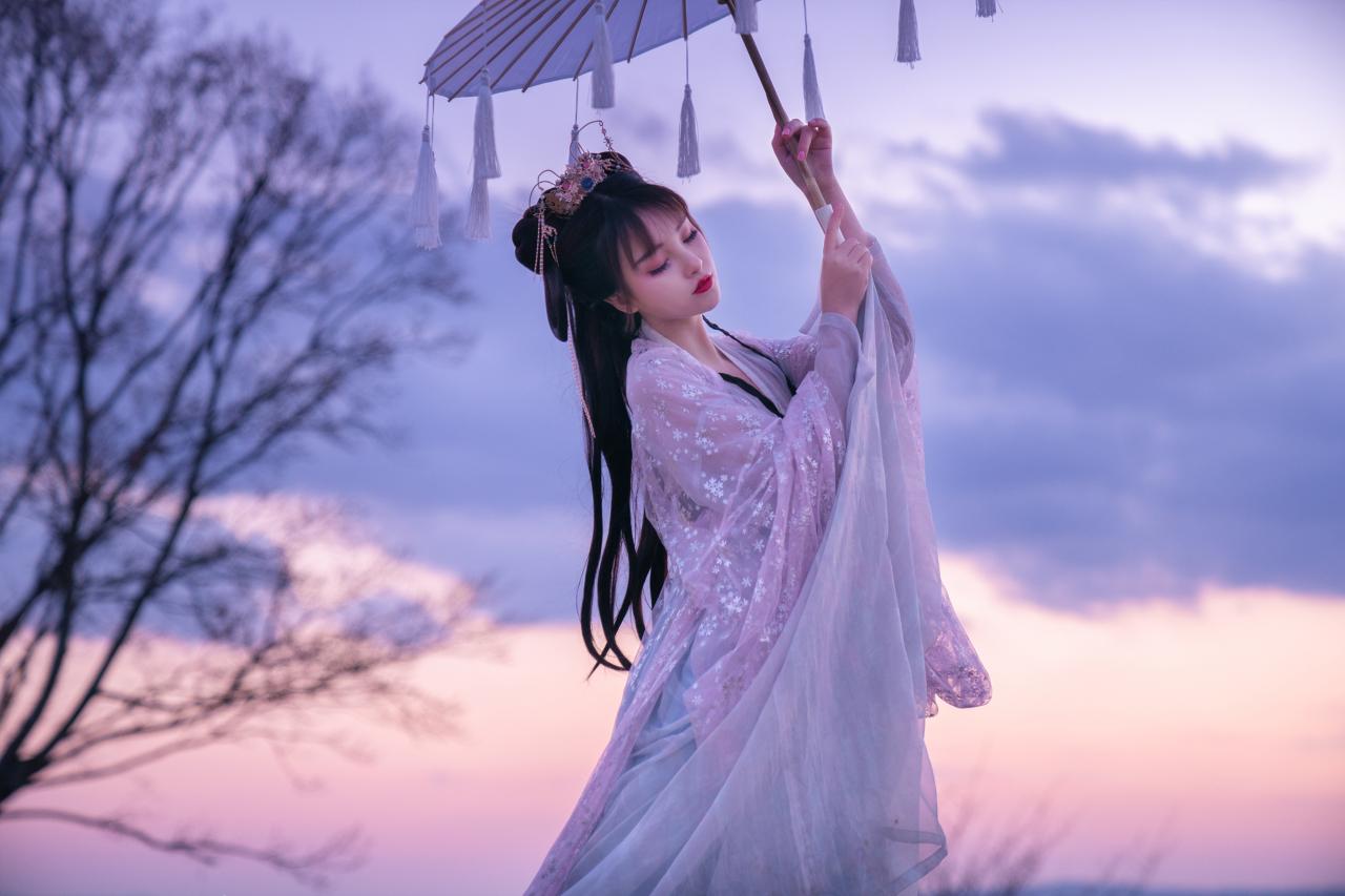 少女穿着紫色汉服撑伞 4/3侧面